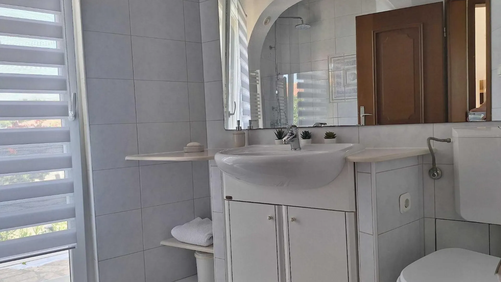 Sea View Apartment Povljana - One Bedroom Apartment With Sea View